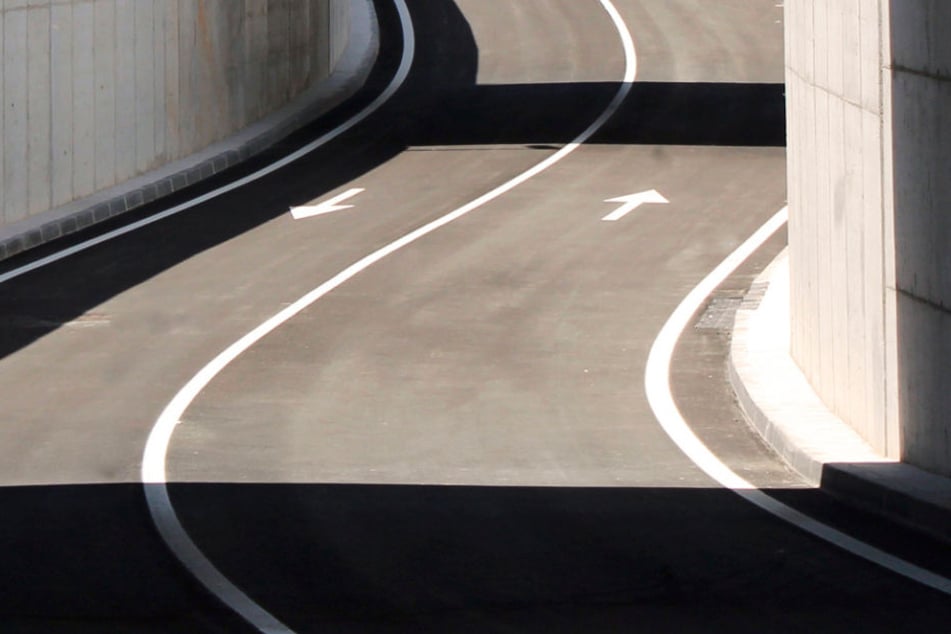Auf der Auffahrt geriet die Fahrerin in den Gegenverkehr. (Symbolbild)