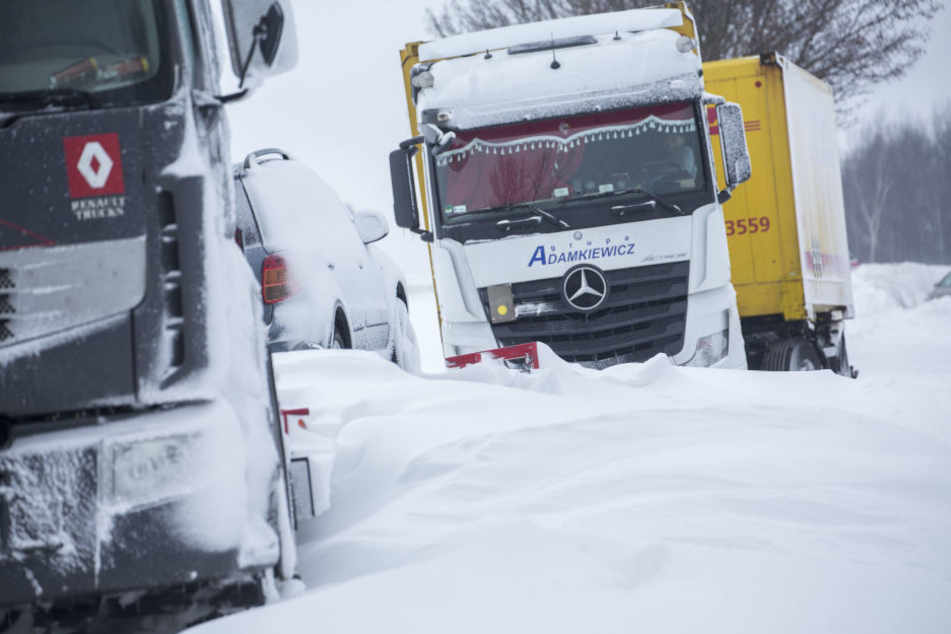 Meterhohe Schneewehen und eingewehte LKW B 174 bei Großolbersdorf auf einem Rastplatz.