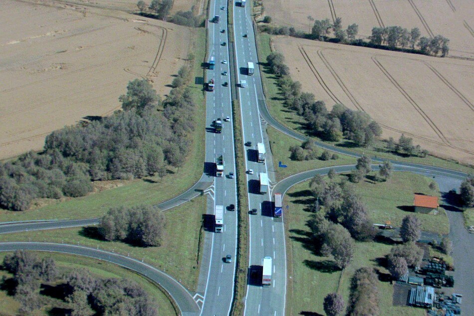 Der Polizeihubschrauber war über der Autobahn 72 unterwegs und beobachtete speziell den Lkw-Verkehr.