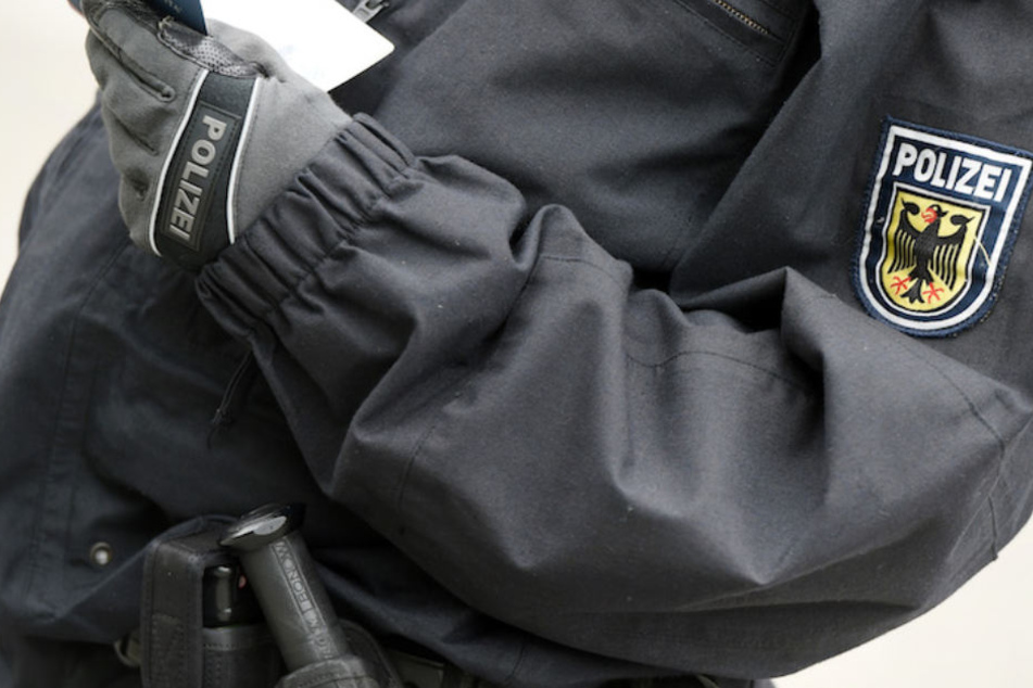 Mit gefälschten Dienstausweisen verschafften sich die angeblichen Bundespolizisten Zugang zu den Supermarkt-Kassen. (Symbolbild)