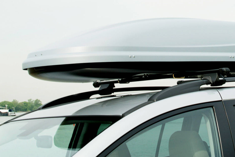 Die defekte Dachbox öffnete sich während der Fahrt, die Geschenke flogen raus. (Symbolbild)