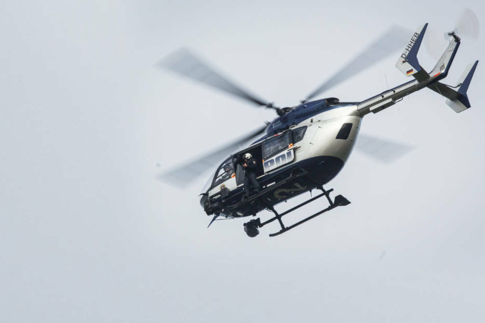 Der Mann hatte gemerkt, dass er keine Chance habe, da ein Polizei-Hubschrauber mit Infrarot-Kamera und Wärme-Bildern für die Suche am Donnerstagabend eingesetzt wurde (Archivbild).
