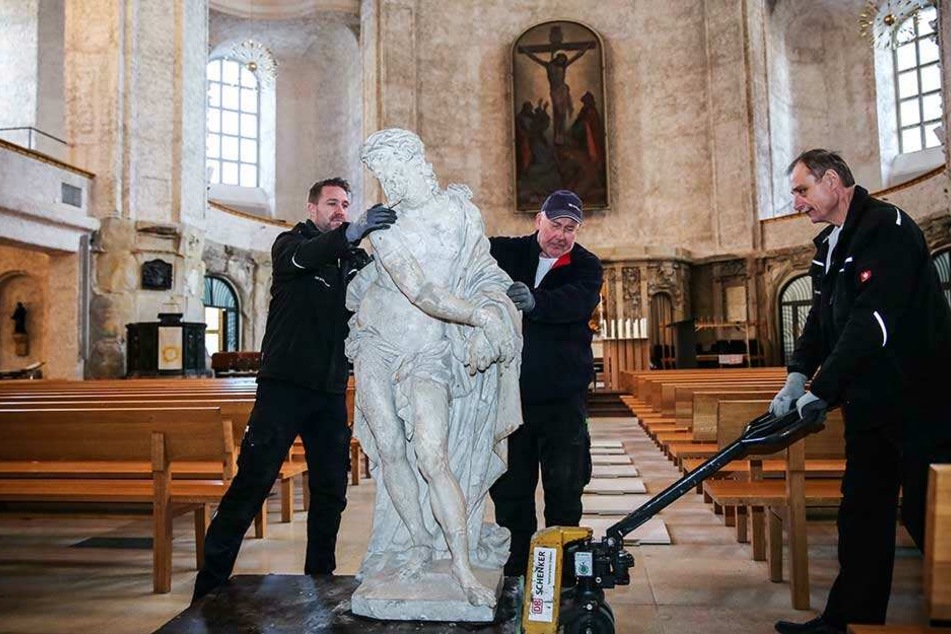 Beim Abtransport der kostbaren 500-Kilo-Skulptur waren Feingefühl und Muskelkraft gleichermaßen gefragt.