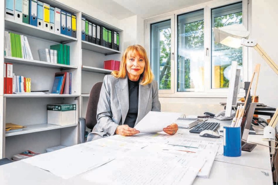 Petra Köpping (60, SPD) in ihrem Büro im Landtag: Mehr als 1000 Zuschriften zum Thema Nachwende-Ungerechtigkeiten bekam die Ministerin bislang.