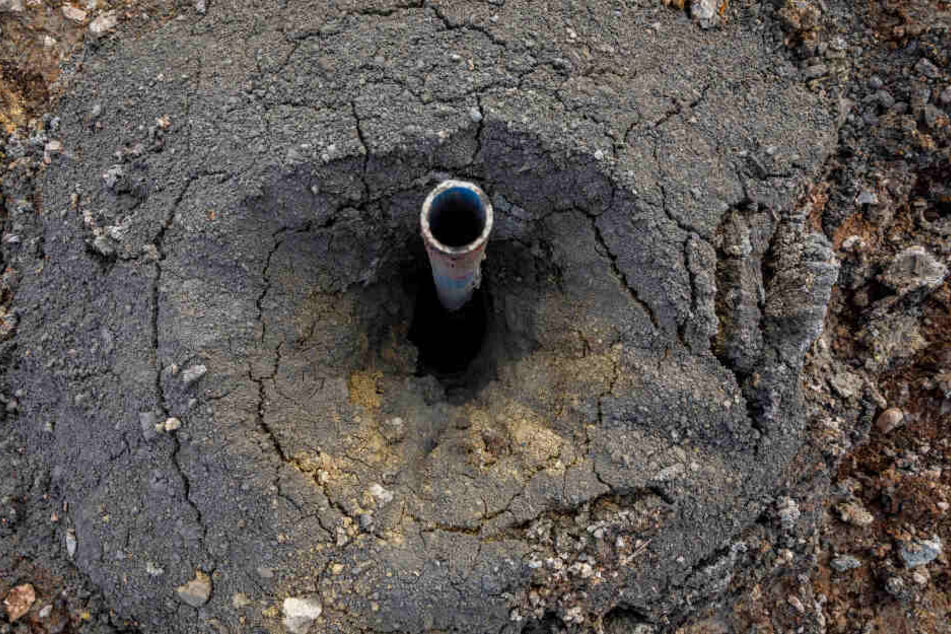 Nach der Sondierung wird das Rohr herausgezogen und das Loch mit Bentonit verschlossen.