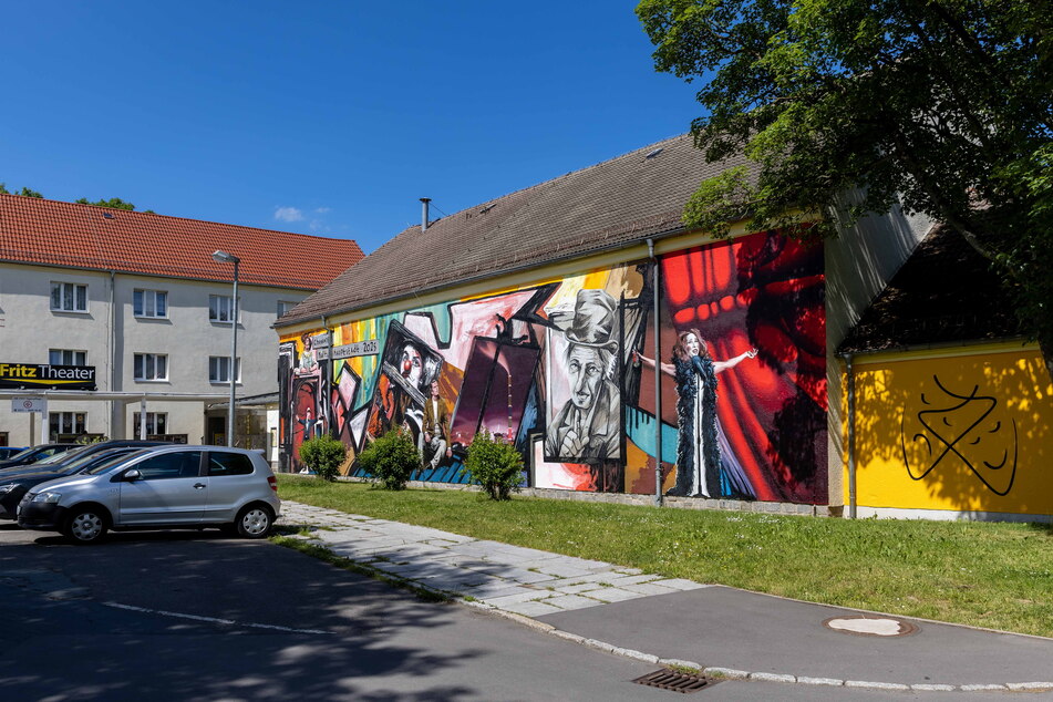 Auf der neuen Graffiti-Wand wirbt das Fritz Theater mit kostümierten Schauspielern für sein Programm.