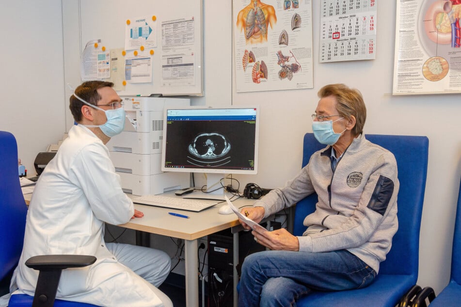 Nachsorge mit viel Kompetenz: Funktionsoberarzt Dr. Christoph Kahlert im Patientengespräch mit Christian Redo.