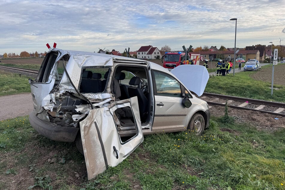 Der Transporter wurde bei dem Zusammenstoß stark beschädigt.
