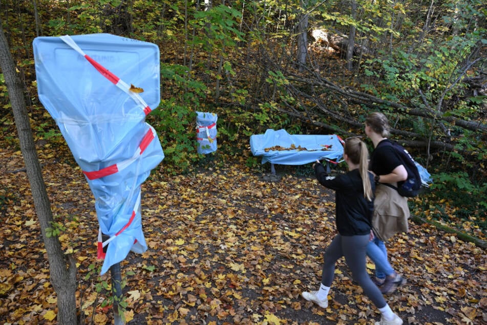 Seit einigen Tagen sind Bänke, Hinweisschilder, Papierkörbe und Liedersteine auf dem Wanderweg in Folie eingepackt.