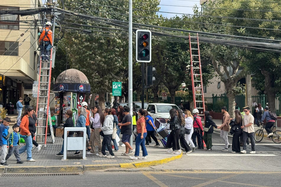 In Viña del Mar sind Arbeiter während des Stromausfalls im Einsatz. Nicht überall funktionieren Ampeln.