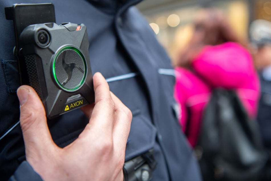 Ein Polizist trägt während der Einführung von Bodycams für die Polizei in Baden-Württemberg eine Bodycam.