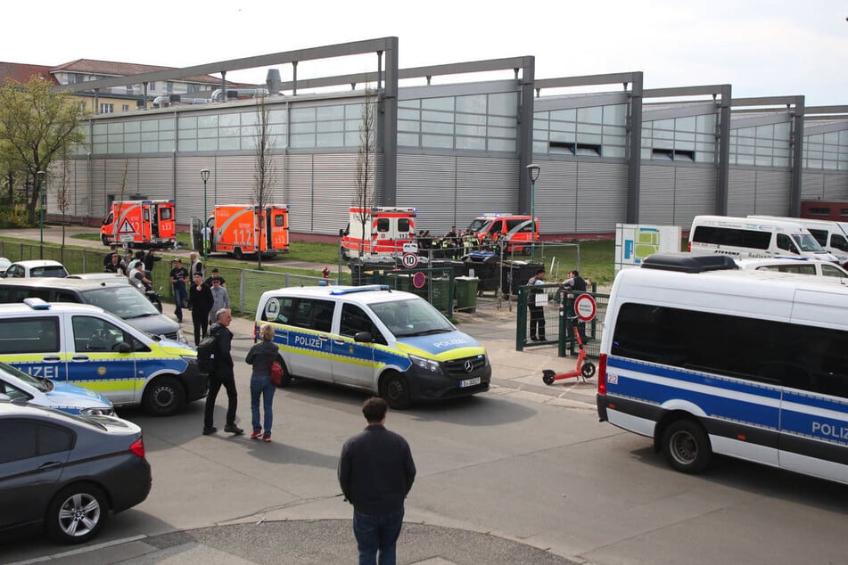 Vor dem Sportkomplex Paul-Heyse hat sich am Samstagnachmittag nach einer Auseinandersetzung ein Großaufgebot von Einsatzkräften eingefunden.