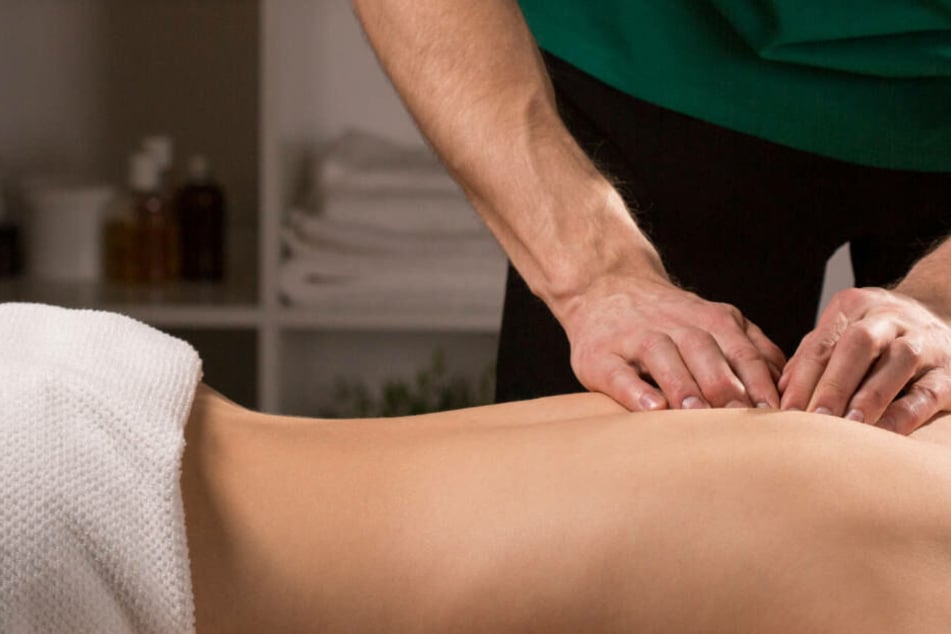 Es sei nicht immer zu vermeiden, dass man bei einer Massage um unteren Rücken in die Nähe der Genitalien käme, hatte der Angeklagte zu Beginn des Prozesses gesagt
