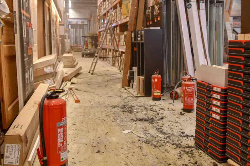 Der Teenie zündete mehrere Gegenstände in dem Baumarkt an.