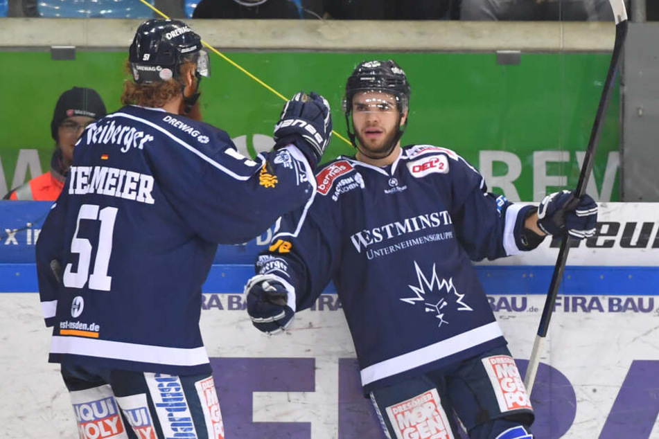 Thomas Pielmeier (#51) und Sebastian Zauner jubeln nach dem Tor.
