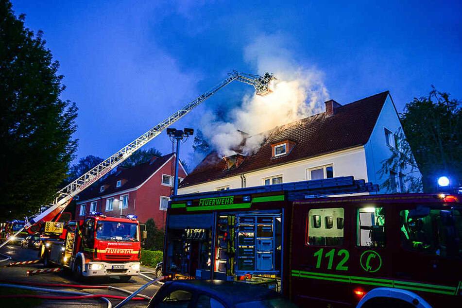 Mit zwei Drehleitern rückte die Feuerwehr Bielefeld aus.