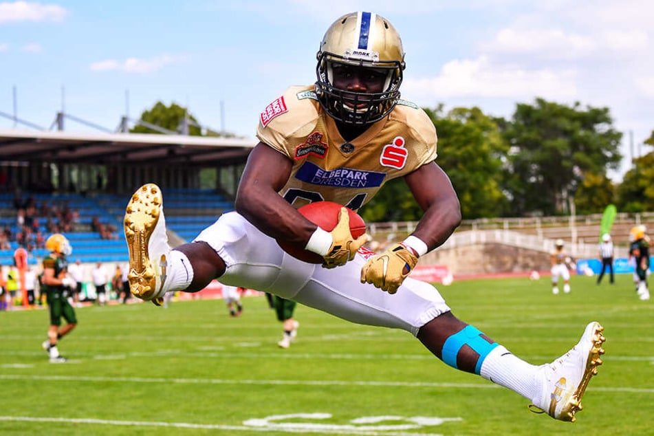 Der Dresdner Cheikhou Sow mit einem artistischen Touchdown-Sprung.