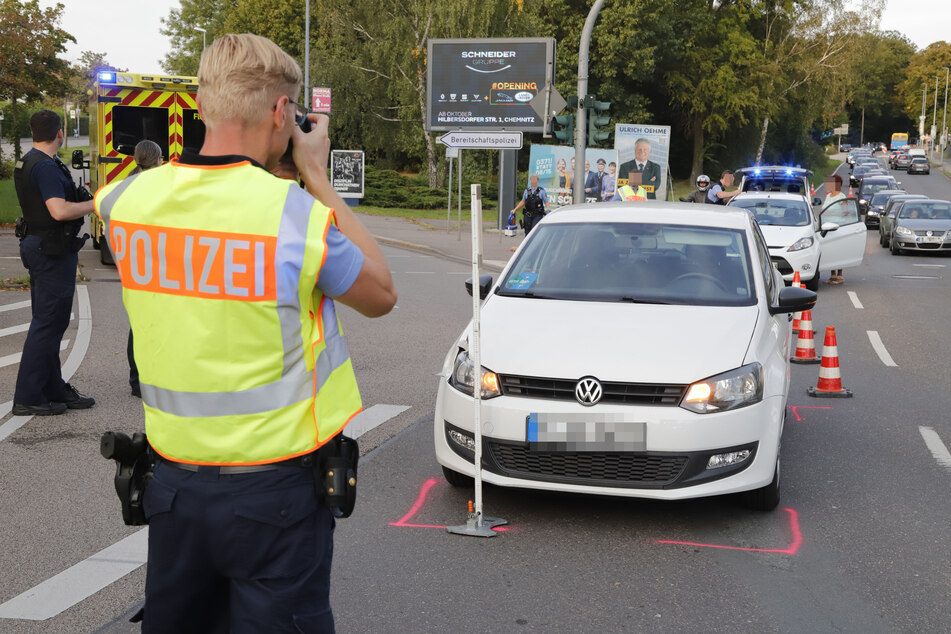 Ein Fußgänger wurde am Sonntagnachmittag in Chemnitz von einem VW erfasst und schwer verletzt.