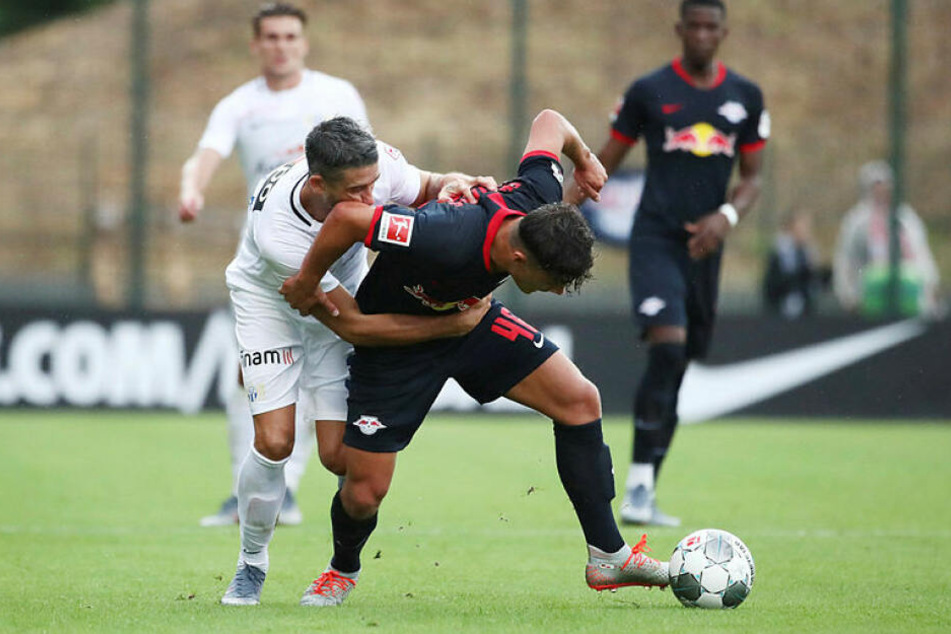Mit insgesamt acht eingesetzten Jugendspielern (hier der 16-jährige Joscha Wosz, r.) war nach vier Tagen Training nicht viel drin für RB Leipzig.