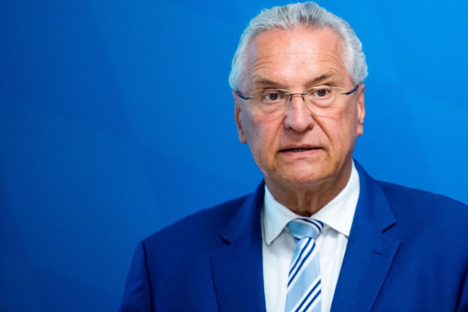 Bayerns Innenminister Joachim Herrmann (63, CSU) stellt sich vor Grünen-Politiker und fordert härtere Strafen bei Morddrohungen.