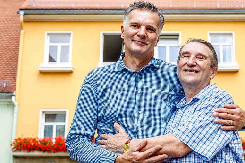 Stehen vor dem Haus in Königsbrück mit der Dachfenster-Luke (o.r.): Vor 50 Jahren rettete der damalige Sowjetsoldat Valentin Bobukh (heute 72) Torsten (heute 51) das Leben.
