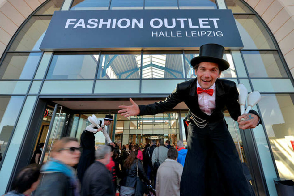 Auf Stelzen begrüßen Darsteller die Kunden im erst 2016 eröffneten Fashion-Outlet-Center Brehna.