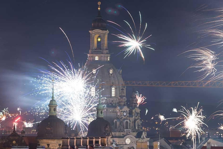 In den ersten Minuten des Jahres wird die Dresdner Frauenkirche traditionell durch eine Armada von Silvesterraketen in einen Mantel voller Feinstaub gehüllt.