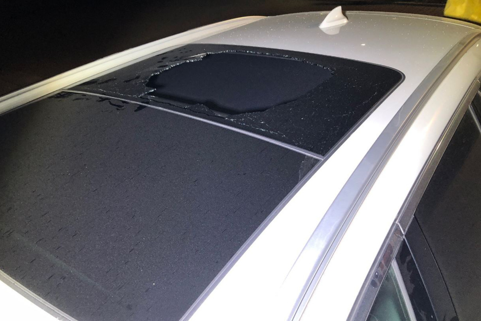 Das Panoramadach des Autos wurde durch den Wurf eines Steines durch bislang unbekannte Täter komplett zerstört.