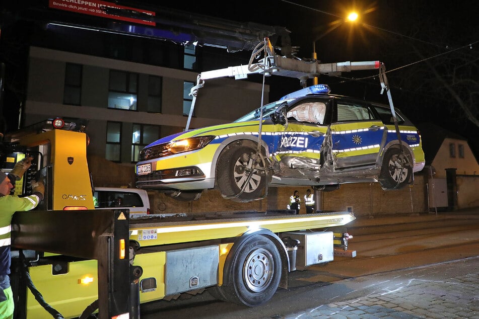 Die verunfallten Streifenwagen mussten abgeschleppt werden.