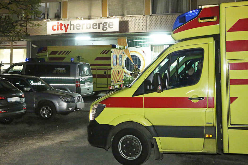 Eintreffende Beamte konnten den psychisch kranken Mann in Gewahrsam nehmen. Gegen ihn wird jetzt ermittelt.