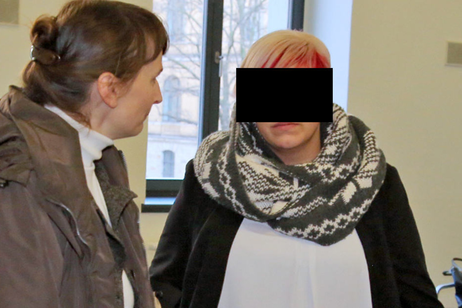 Schmuck-Händlerin Samantha W. (24, rechts) mit ihrer Anwältin Daniella
Prescher im Gericht.
