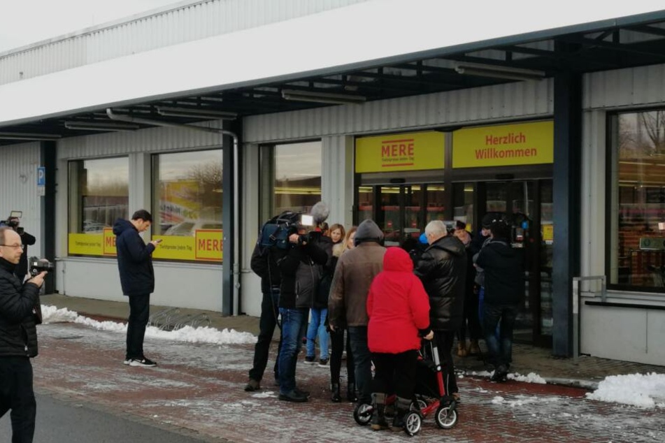 Und rein geht's! Standen pünktlich um 9 Uhr nur etwa 20 Kunden vor dem "Mere", waren es nur 20 Minuten später fast zehnmal so viele.