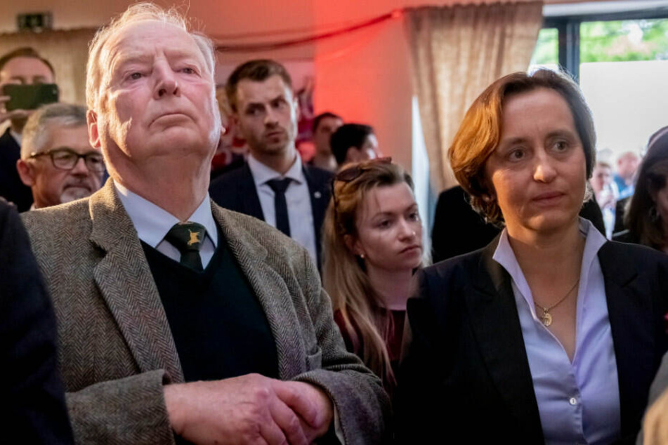 Alexander Gauland und Beatrix von Storch verfolgen bei der AfD-Wahlparty eine Rede.