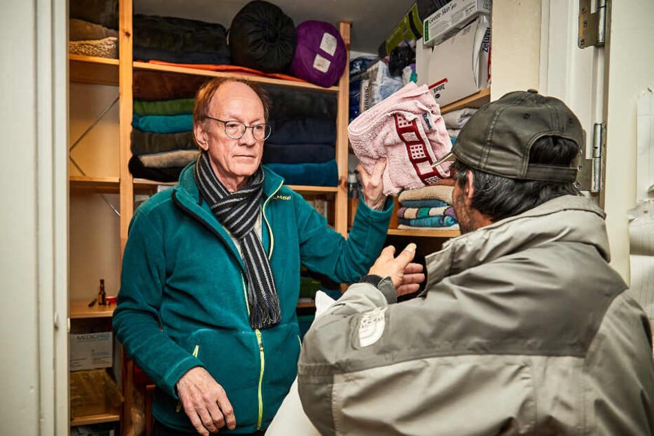 Gerd Grabowski (72) teilt Schlafsäcke und Handtücher aus. Er ist Sprecher aller Nacht-Cafés, leitet das der Zionskirche.