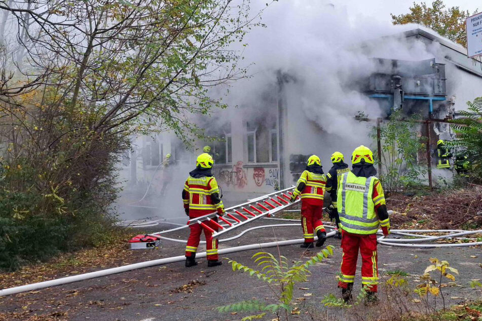 Ehemaliges Restaurant in Flammen: Möglicherweise Brandstifter am Werk – Polizei sucht Zeugen