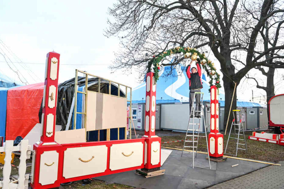 Der Eingang zum Circus an der Pieschener Allee wird weihnachtlich geschmückt.