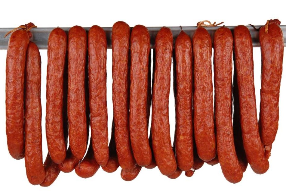 Von dem Rückruf ist unteranderem Knackwurst am Ring und Teewurst betroffen. (Symbolbild)