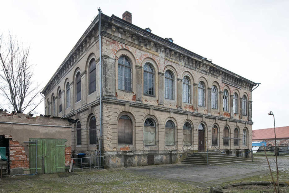 Schon von Außen bietet das Haus keinen schönen Anblick mehr.