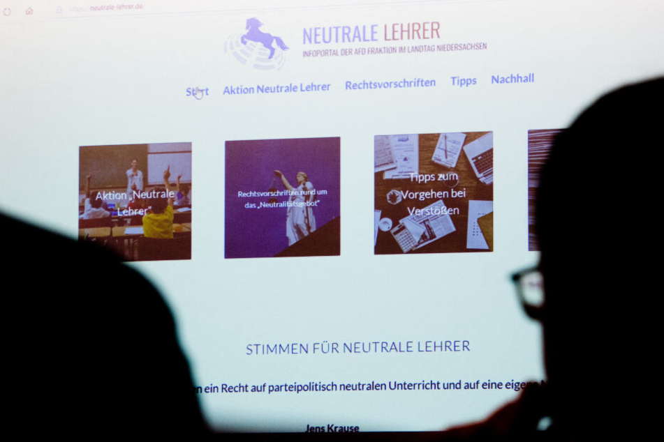 Schüler, Eltern und Lehrer können auf dem AfD-Portal "Neutrale Lehrer" Hinweise gegen Verstöße gegen das Neutralitätsgesetz melden.