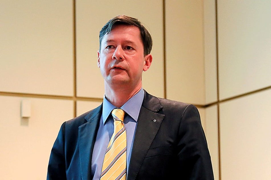 Stadtrat Prof. Andreas Schmalfuß (50, FDP) kritisiert, dass Chemnitzer Straßen immer nur geflickt und nie grundlegend saniert werden.