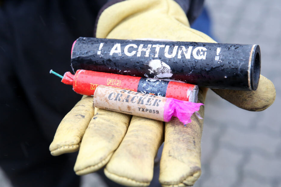 Jedes Jahr vor Silvester stellt die Polizei zahlreiche verbotene Böller sicher. (Symbolbild)