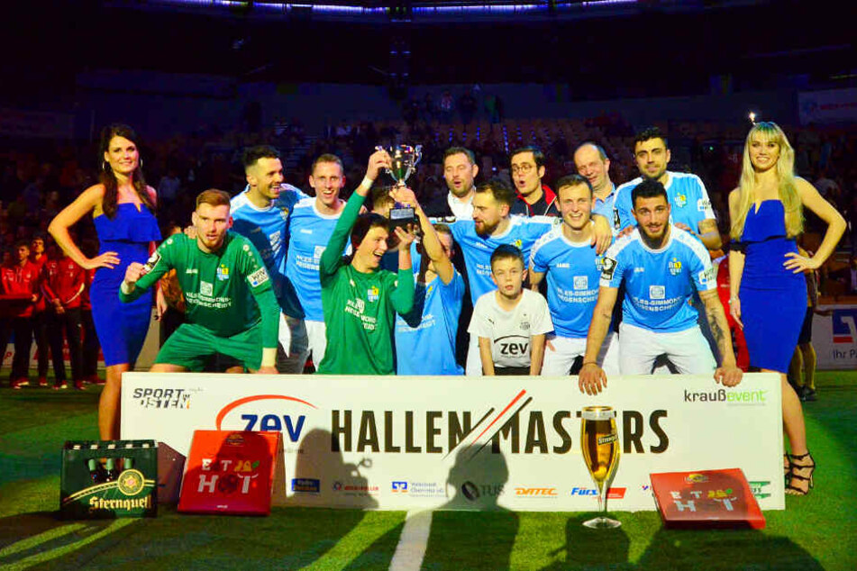 Das macht gute Laune: Der CFC holte sich vorm Start ins Türkei-Camp den Pokal beim ZEV-Hallenmasters in Zwickau.