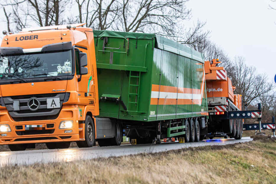Schock auf B92: Auflieger löst sich plötzlich von Lkw