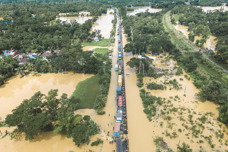 Eine Schnellstraße im Südosten des Landes steht komplett unter Wasser, Laster und Autos stehen still.