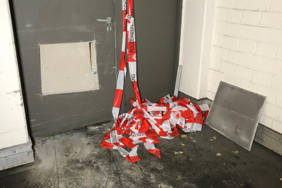 Bei der Tat in Hof mussten die Einbrecher teilweise Löcher in die Türen schneiden, um zum Automaten zu gelangen.