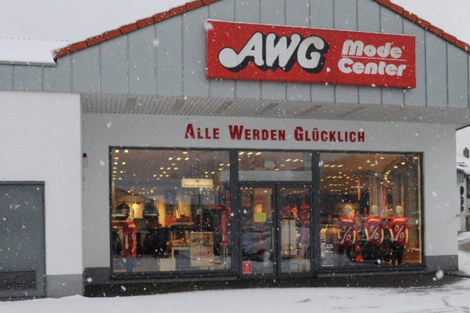 "Alle werden glücklich" prangt auf dieser AWG-Filiale. Derzeit gibt es ungute Nachrichten vom Unternehmen. (Symbolbild)