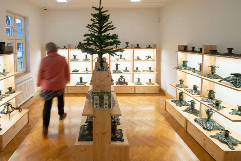 Das Museum stellt Christbaumständer aus.