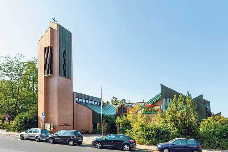 Die Gorbitzer Kirche wurde innerhalb des Sonderbauprogramms "Kirchen für neue Städte" noch vor 1990 entworfen. 