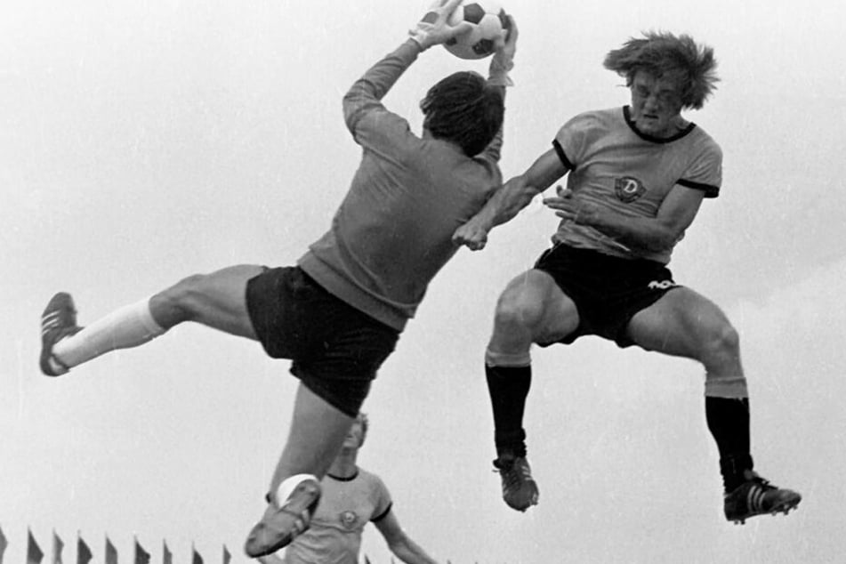 Szene aus dem legendären Pokal-Endspiel 1975 gegen Zwickau, das Dynamo im Elfmeterschießen verlor: Sachsenring-Keeper Jürgen Croy fischt den Ball vor Peter Kotte (r.) weg.