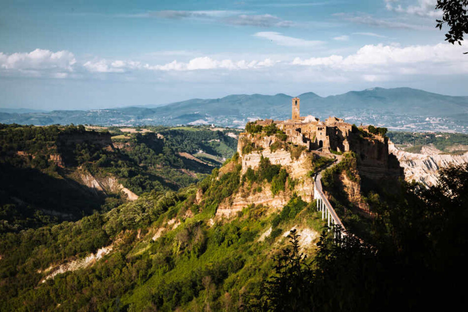 Das Dorf Civita di Bagnoregio liegt direkt auf einem Berggipfel.